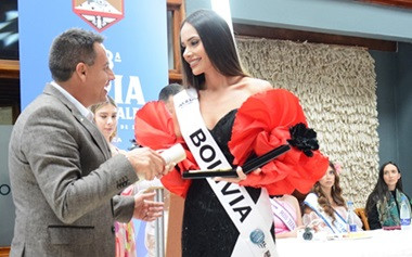 Las 25 candidatas al 53.º Reinado Internacional del Café siguen con su agenda dentro de la Feria de Manizales. Ayer estuvieron en el desfile en traje de baño, en Termales El Otoño, donde también recibieron las llaves de la ciudad. Hoy se desplazarán al Parque Nacional Natural Los Nevados donde conocerán la belleza del volcán Nevado del Ruiz y el paisaje de páramo.