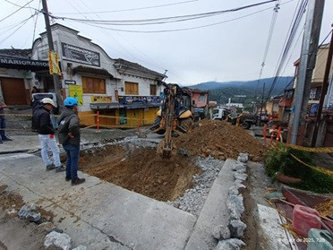 Para hoy está anunciada la apertura de la carrera 11 con calle 20, sector Liborio en Manizales, en donde Aguas de Manizales identificó la obstrucción de un tubo de alcantarillado por acumulación de residuos sólidos en la red y basuras en las vías. Obligó a hacer excavaciones y al cierre total de esta vía, que es ruta principal para tomar la avenida Colón. La comunidad debe aprender a no arrojar ningún tipo de residuo para evitar estos inconvenientes.