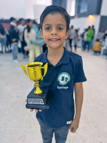 En el Torneo Nacional de Ajedrez, que se realizó en Guatavita (Cundinamarca), participó el niño ajedrecista de Caldas Santiago Agudelo Ramírez, de 7 años y estudiante de segundo grado, quien ganó dos títulos nacionales en la categoría sub-8 como campeón en ajedrez activo y en ajedrez blizt. Con esto completa dos títulos, pues ya fue campeón nacional en la categoría sub-6.