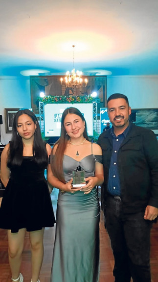 La Fundación Lúker entregó los premios Periodismo que Educa 2025. LA PATRIA logró el Mejor Trabajo de Prensa con el reportaje “Jornada Única, más allá de lo académico”, de la periodista Diana Vidal que analizó los 10 años de este programa en Manizales. En la categoría Medios Escolares, Tatiana Martínez y Valeria Cortés, corresponsales de la Escuela Normal Superior de Caldas en el programa Prensa Escuela de LA PATRIA, también se hicieron al primer lugar con el trabajo “Pedagogía para no pedagogos”, publicado