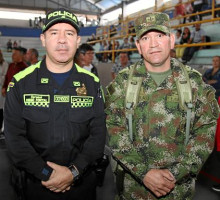 Teniente Coronel José Francisco Candela Acosta, comandante del Batallón Ayacucho de Manizales, y el coronel Diego Enrique Fontal Cornejo, comandante de la Policía Metropolitana de Manizales.