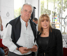 Ángela María Marín Marín, ejecutiva del Hotel Carretero, hizo entrega de la placa de reconocimiento a Mario Jiménez Sánchez.