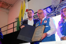 Luis Carlos Velasquez Cardona, gobernador de Caldas, entrega reconocimiento a Darío Gómez Jaramillo, presidente de la seccional.