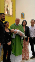 Jhon Esteban Ramírez y Camila Carmona, padres de Rafael. El párroco, padre Fabián Quintero Orozco; y los padrinos, Daniela Carmona y Jhon Fredy Ramírez.