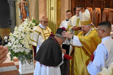 El presbítero Efraín Castaño Arboleda recibió la bendición e imposición de insignias como nuevo canónigo catedralicio por parte de monseñor José Miguel Gómez.