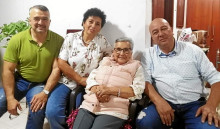 La homenajeada Inés Patiño en compañía de sus hijos: Carlos Efrén, María Inés y Edgar García Patiño.