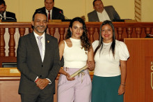 Luisa María Gallego Santa, médica veterinaria y emprendedora animalista que trabaja de manera comprometida por el bienestar de los animales. Los diputados que le impusieron la Medalla y entregaron la nota de estilo son Jorge Herán Aguirre y Jessica Silvana Quiróz Hernández.