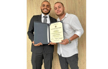 Esteban Castaño Aguirre recibió su título de la Especialización en alta Gerencia. Lo acompaña Juan Felipe Franco.