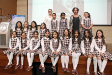 Adriana Villegas Botero junto a las estudiantes del grado quinto del Colegio Perpetuo Socorro.