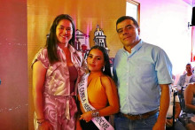 Diana Milena Montenegro, primera gestora; María Camila Osorio Ramírez, candidata; y Gerardo Osorio Duque, alcalde de Manzanares.