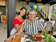 Fotos | Lector | LA PATRIA Luisa María Mejía compartió un almuerzo con su padre Óscar Humberto Mejía en el restaurate O`brasileiro.