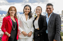 Sara Isabel Quintero Cárdenas recibió su título como Comunicadora Social y Periodista. En la foto está junto a sus familiares Olga Patricia Cárdenas Correa, Diana Sofia Quintero Cárdenas y Martín Fernando Quintero Osorio.