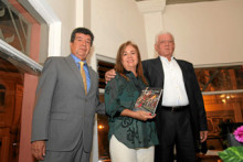 Miguel Ángel Vega Cardona junto a sus hermanos Gloria Rocio y Marino.