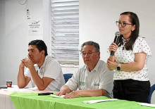 Yalile García Calle, miembro de la Mesa de Víctimas de Manizales, gestora territorial para Caldas de la Unidad Solidaria y representante legal de la Fundación Ecológica y de Paz; Luis Alejandro Jiménez, director del Sistema Nacional para el Trabajo; y Óscar Maldonado, director del Sena.