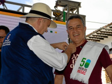 Fotos | Luis Fernando Rodriguez | Salamina | LA PATRIA Hernán Saldarriaga, director de la Alianza Dirigentes 50 pueblos paisas, impuso las condecoraciones a Luis Carlos Velásquez, gobernador de Caldas, y Aníbal Gaviria Correa, mandatario de Antioquia.