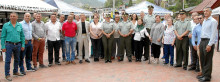 Personal homenajeado con el botón Policía Nacional, por el coronel José Arturo Sánchez Valderrama, comandante de Policía Caldas; y la teniente coronel Sandra Bibiana López Duque, directora de la Escuela de Carabineros Alejandro Gutiérrez.