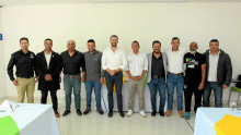 Adolfo Bustos, metodólogo; César Cañón, presidente de la Liga de Natación; Duván Carvajal y Said Bustamante, técnicos; Luis Carlos Velásquez, gobernador de Caldas; Andrés Felipe Marín, secretario del Deporte de Caldas; Édison Ospina, César Delgado y Adrián Mena, técnicos; y Alberto Montoya, metodólogo.