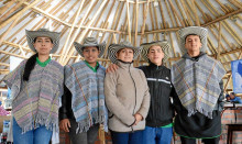 Foto | Freddy Arango | LA PATRIA María Aracely Sarmiento (centro), propietaria del Parador Turístico La Esperanza, ubicado en la vía al Nevado del Ruiz, se encargó de ofrecerles a las candidatas al Reinado Internacional del Café una tradicional aguadepanela con queso. En la imagen acompañada de su equipo de trabajo Luisa Fernanda Valderrama, Adriana Lucía Ardila Carrillo, Sergio Ballesteros y Samuel Fandiño.