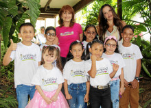 Mónica Giraldo, directora de La Fundación Pequeño Corazón, y los niños Juan Pablo Castaño, Ángel Stiven Cardona García, Emily Dayana Pineda Chalarca, Allison Londoño Hernández, Kimberly Zhayary Hernández, Sara Yalith Córdoba Toro, Valeria Gutiérrez Valencia y Jacobo Blandón Jaramillo posaron junto con Coraima Torres, actriz y jurado del Reinado Internacional del Café, durante el Desfile en traje de baño que se realizó en el Hotel Termales El Otoño.