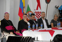 Monseñor José Miguel Gómez R, monseñor Paolo Rudelli, nuncio apostólico; Andrés Felipe Betancurth, secretario de Educación de Manizales; Diego Angelillis Quiceno y Margarita María Gómez