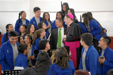 El maestro Jorge Mario Raigosa Franco, director de la Banda Sinfónica de la I.E San Juan Bautista de La Salle, y monseñor Paolo Rudelli comparten con integrantres de la agrupación musical.