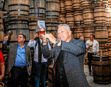 El maestro ronero Luis Alfonso Ríos Ossa les explicó a los diputados cómo se cata el ron con un ejemplar de León Dormido y un ron ocho años. La muestra se dio en las bodegas de la Industria Licorera de Caldas (ILC).