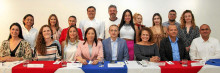 Paulo País, Hervelkine Brousse y Marcela Echeverri Henao, directora de la Alianza Francesa, con el grupo de asistentes al encuentro.