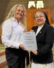 Margarita Maya, profesional de Relaciones Externas de Confa, y hermana Gloria Estela Rolón, vicerrectora Académica.