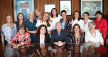 Grupo de exprofesoras y exalumnas que acompañaron al padre Efraín Castaño: Amanda Ruiz, Luz Estela Gómez, Martha Lucía Echeverri, Gloria Inés Echeverri, Clara Inés López, Consuelo Cuartas, Clemencia Hincapié, Luz Elena Vergara, Teresita Duque, Nelly Gómez, Claudia María Loaiza, María Elena Alzate, Patricia Valencia y Beatriz Elena Arias.