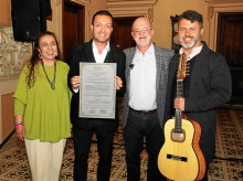 Luz Elena Castaño y Henry Gutiérrez junto a Marco Fidel Castaño y Andrés Yepes, integrantes del Dueto Renaceres, quienes ocuparon el primer puesto Mejor Obra Inédita Vocal bambuco Paisaje ‘Campesinero’, de la compositora Ana María Naranjo.