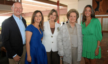 Ches James, Carolina Alzate Sierra, Francina Alzate Sierra, Ligia Sierra de Alzate e Isabella Tobón Alzate.