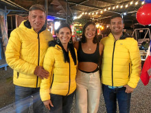 Stefanía Gómez junto con los vocalistas del Grupo Yaré: Julián Marino López, Blanca Doris Morales y Julián Andrés López M.