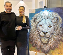 El artista César Arias en compañía de su hermana y socia Ángela Arias.