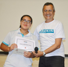 La Mejor corresponsal del año fue Valeria Idárraga Cortés, del Gimnasio Campestre La Consolata, entrega el diploma el director del programa Prensa Escuela, Juan Luis Taborda Ramírez.