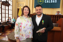 María Isabel Gaviria, diputada, entrega el reconocimiento a Duván Alonso Carvajal.