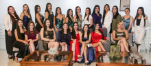 De pie: Isabella Candamil Hernández, Isabella Ramirez Hernández, Manuela Arboleda Suaza, Daniela Agudelo Gallego, Sara González Serna, María Isabel Noreña Alarcón, Naidelyn Castro Agudelo, María José Sánchez Ramírez, Lina Vanesa Loaiza Sánchez, Mariana Castañeda Aguirre, Gabriela Salazar Medina, Valeria Betancur Giraldo y Sofía Vallejo Escobar.Sentadas: María Alejandra Tibaduiza Naranjo, María Fernanda Acevedo Vélez, Sofía Restrepo Giraldo, Mariana Sánchez Ortíz, María Alejandra Arias López, Tatiana Rodrígu