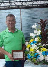 Francisco Javier Ramos recibió la  placa Ciudadano Crea por sus 20 años de sobriedad.