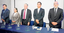 Jhon Jairo Duque, Natalia Castaño Díaz, directora de la Territorial de Salud de Caldas; Aurelio Calderón, Juan Felipe Valencia y Óscar Jaramillo, integrantes de la mesa principal.