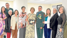 Alejandra Chambo de Toro, mayor Andrés Toro, Marylu González de Rojas, Ana Lucía Hoyos, Ángela Zuluaga, Ángela María Gómez Upegui, presidenta del grupo de Señoras Voluntarias; teniente coronel Juan Gabriel Rojas González, Alejandra Cañas de Rojas, Mariela Echeverry y Constanza Durán.