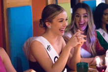 Camila Tascón,  señorita Colombia; acompañada de Rachel Martí, representante de Cuba.