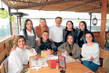 Celebración de cumpleaños de amigos de trabajo de la Corporación para el Desarrollo de Caldas. Arriba: Laura Ortiz, Beatriz Tapia, Geovany Alarcón, Lina Ballesteros y Luisa Muñoz. Abajo: Gloria Duque, Juan David Álvarez, Mercedes Peña y Yury Morales.