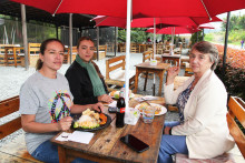 Fotos | Argemiro Idárraga | LA PATRIA Mari Luz Jiménez, Jénifer Velásquez y María Clemencia Hoyos.