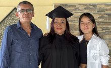 Sirley Mejía (Centro) al lado de su esposo y su nieta en la ceremonia de graduación