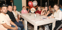 Foto | Argemiro Idárraga | LA PATRIA Rubelia Meza (tercera de izquierda a derecha) celebró su cumpleaños con un almuerzo en el restaurante La Azotea, en compañía de Víctor Torres, Ricardo Vergara, Patricia Aguirre, Cristina Aguirre, Melany Pineda y Valentina Vergara.