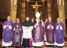Los sacerdotes Fernán Llano Ruiz, Rogelio Valencia, Rigoberto Rivera, monseñor José Miguel Gómez Rodríguez, Bernardo Naranjo y Efraín Castaño.