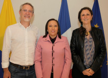 Pierre-Marie Biotteau, Marcela Echeverry Henao, directora de la Alianza Francesa de Manizales, y Herveline Brousse.
