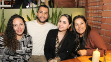 Laura Victoria Montoya acompañó en la celebración de su cumpleaños a Ricardo Agudelo Agudelo. También festejaron con él María Alejandra Montoya y Luz Helena Castañeda.