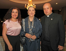 Fotos | Argemiro Idárraga | LA PATRIA Alba Liliana Gallego, Olga Rivas de Echeverri y presbítero Héctor Adrián Gaviria Chica, rector de la Institución.