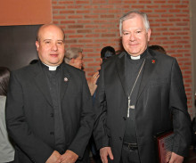 Presbítero Héctor Adrián Gaviria Chica, rector de la Institución, y monseñor José Miguel Gómez Rodríguez, arzobispo de Manizales.