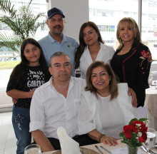 Javier Echeverry, María Adiela Isaza, Isabela Puentes, Felipe Puentes, Antonia Puentes y Diana Lorena Echeverry.